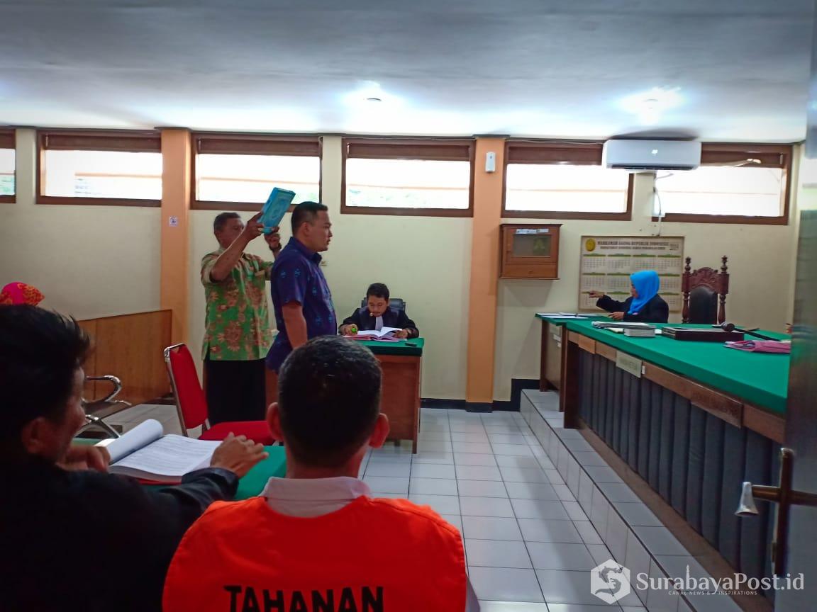Mantan Camat Blimbing Handy Priyanto disumpah sebelum memberikan kesaksian dalam kasus pemalsuan dokumen AJB di Pengadilan Negeri Kota Malang..