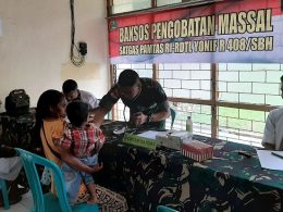 Pengobatan gratis dalam bakti sosial yang dilakukan Satgas Pamtas RI-RDTL Sektor Timur Yonif R 408/Sbh dan Polri bagi masyarakat Kecamatan Tasifeto Timur, Kamis (04/04/2019).