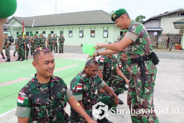 IMG-20190406-WA0120 Komandan Satgas Pamtas RI-RDTL Sektor Barat Yonif Mekanis 741/Garuda Nusantara Mayor Inf Hendra Saputra melakukan upacara siram air bunga pada kepala anggota yang naik pangkat.