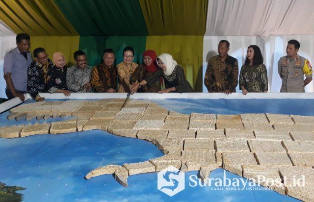 IMG-20190406-WA0178 Gubernur Jatim Khofifah Indar Parawansa (berkerudung merah) menyembelih replika dinosaurus dari tempe.