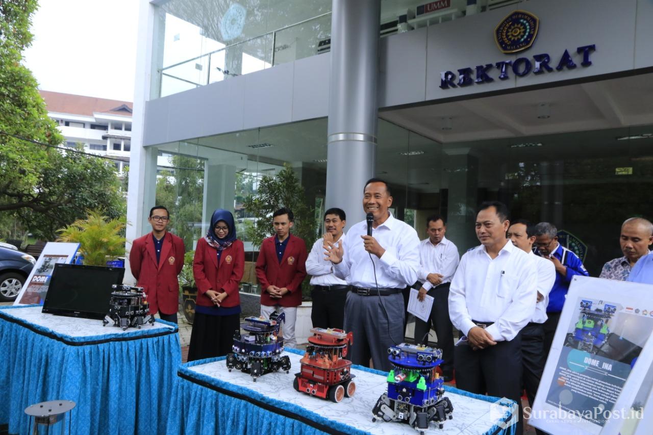 Rektor UMM Dr Fauzan MPd saat melepas tim robot yang akan berkompetisi di Amerika Serikat.