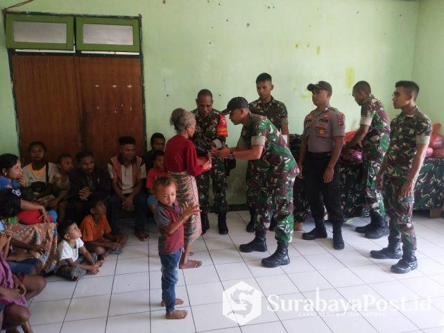 IMG-20190416-WA0000 Penyerahan bantuan sembako dan pakaian layak pakai yang diterima seorang ibu di Oepoli Kecamatan Amfoangp Timur Kabupaten Kupang, Minggu (14/04/2019).