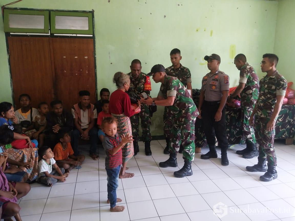 Penyerahan bantuan sembako dan pakaian layak pakai yang diterima seorang ibu di Oepoli Kecamatan Amfoangp Timur Kabupaten Kupang, Minggu (14/04/2019).