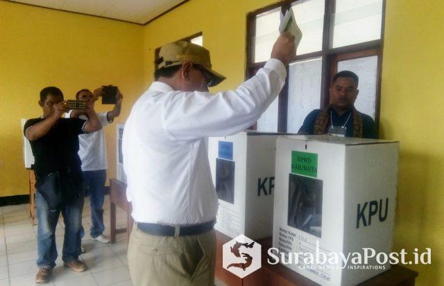 IMG-20190417-WA0166 Bupati Malaka Stefanus Bria Seran saat menggunakan hak pilihnya di TPS 4 Desa Haitimuk Kecamatan Weliman Kabupaten Malaka.