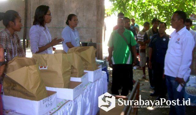 IMG-20190417-WA0253 KPPS TPS 9 Tubaki Desa Kamanasa Kecamatan Malaka Tengah sedang memberi penjelasan kepada Ketua Bawaslu Malaka Pieter Nahak Manek dan staf terkait pelarangan pemilih lansia menggunakan hak pilihnya, Rabu (17/04/2019).