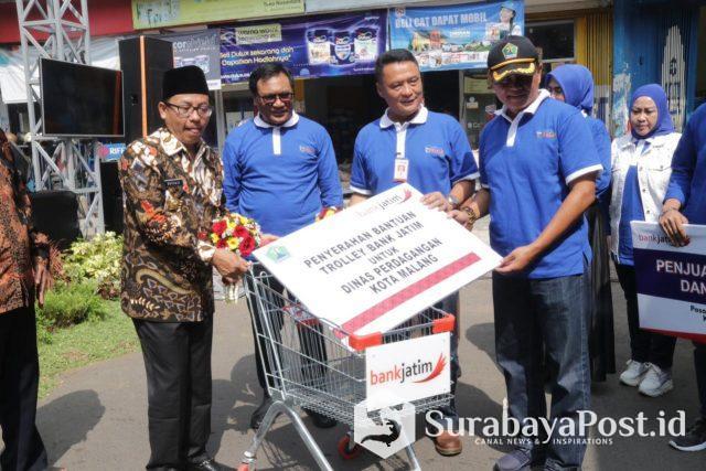 IMG-20190418-WA0095 Wali Kota Sutiaji dan Wawali Sofyan Edi Jarwoko (dua dari kiri) saat meresmikan Pasar Klojen setelah direvitalisasi.
