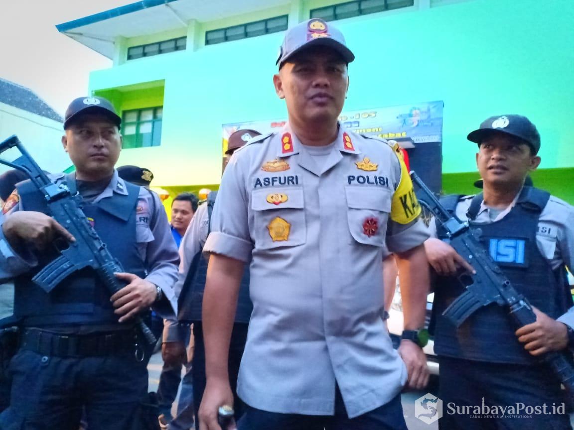 Kapolres Malang Kota, AKBP Asfuri saat memantau pengamanan penghitungan suara di PPK Lowokwaru.