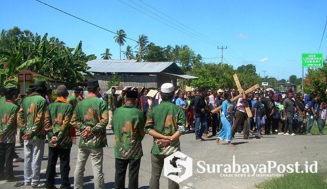 IMG-20190421-WA0077 Para haji dan uztad NU Kabupaten Malaka membentuk pagar betis mengamankan Prosesi Jalan Salib Hidup yang dilakukan umat katolik Malaka pada Jumat (19/04/2019).