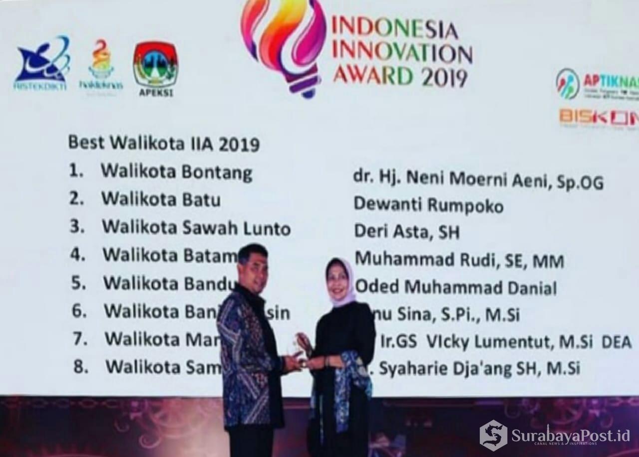 Wali Kota Batu Hj Dewanti Rumpoko saat menerima penghargaan sebagai Wali Kota inovatif.