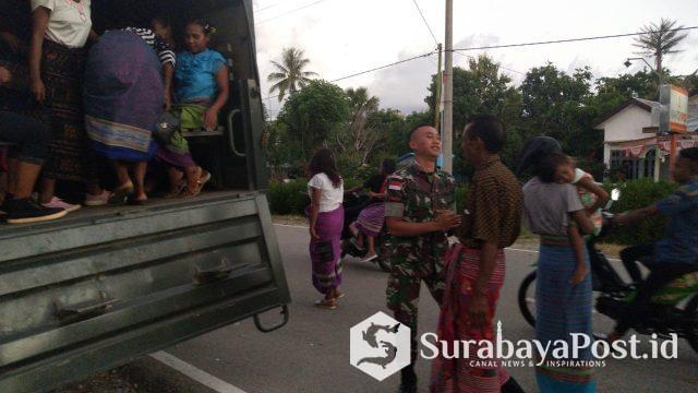 IMG-20190426-WA0052 Anggota Satgas Pamtas RI-RDTL Sektor Barat Yonmek 741/GN membantu mengangkut umat katolik dari rumah ke gereja untuk mengikuti paskah.
