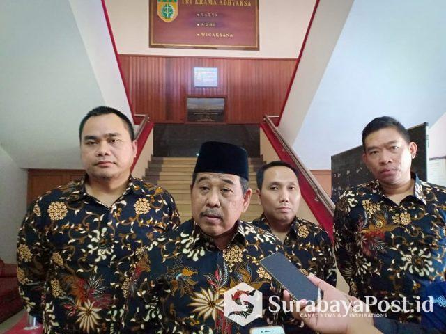 IMG-20190613-WA0083 Kajari Kota Malang, Amran Lakoni didampingi Kasi Pidsus, Ujang Supriyadi (sebelah kiri), Kasi Datun, Dian Purnama (kanan) serta Kasi Pidum, Wahyu Hidayatullah saat memberikan keterangan kepada wartawan.