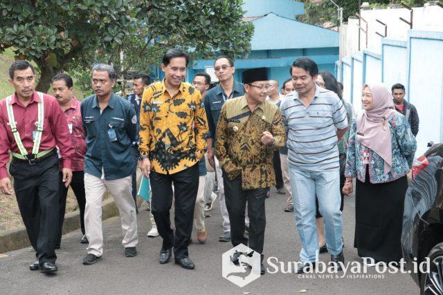 IMG-20190614-WA0041 Wali Kota Malang Sutiaji didampingi Sekda Wasto dan Dirut PDAM Kota Malang M Nor Muhlas saat meninjau sumber Wendit di Pakis, Kabupaten Malang