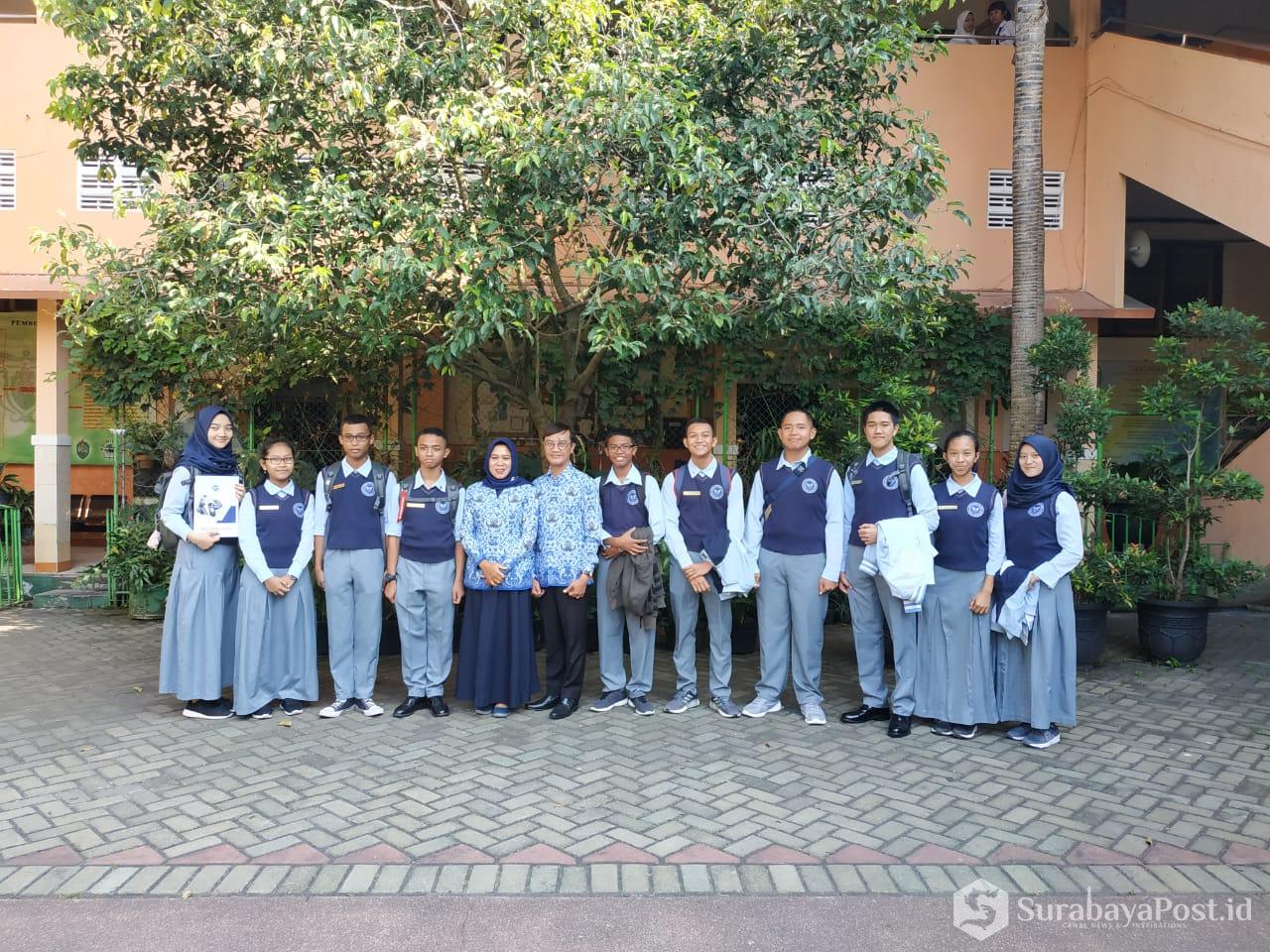 Para siswa SMA Pradita pose bersama usai sosialisasi di SMPN 3 Kota Malang.