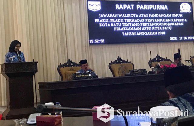IMG-20190617-WA0073 Wali Kota Batu Hj Dewanti Rumpoko saat menyampaikan jawaban atas pandangan umum fraksi terkait laporan pertanggungjawaban 2018.