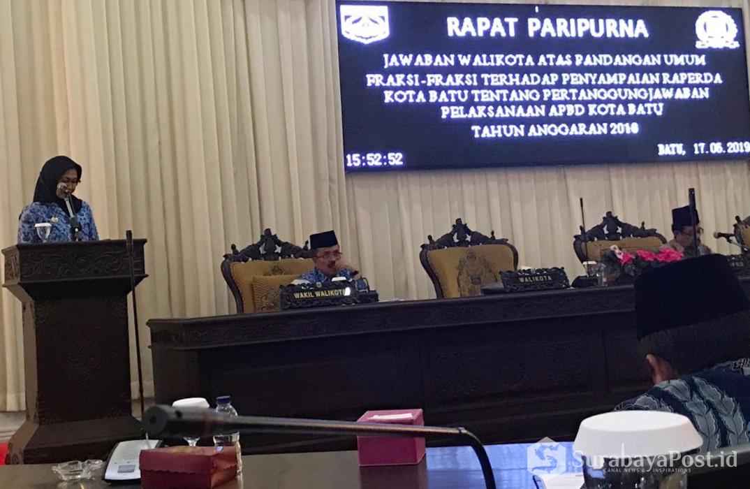 Wali Kota Batu Hj Dewanti Rumpoko saat menyampaikan jawaban atas pandangan umum fraksi terkait laporan pertanggungjawaban 2018.
