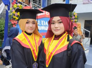 Si kembar keponakan Mendikbud RI Prof Dr Muhadjir Effendy MAP, Cantik dan Cinta saat wisuda di SMP Muhammadiyah 1 Sidoarjo