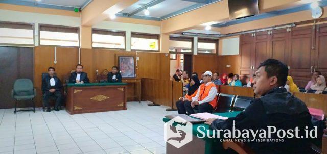 IMG-20190619-WA0091 Dua terdakwa penggelapan dana YPIM saat mendengarkan pembacaan tuntutan dari tim JPU di ruang sidang Garuda PN Malang.