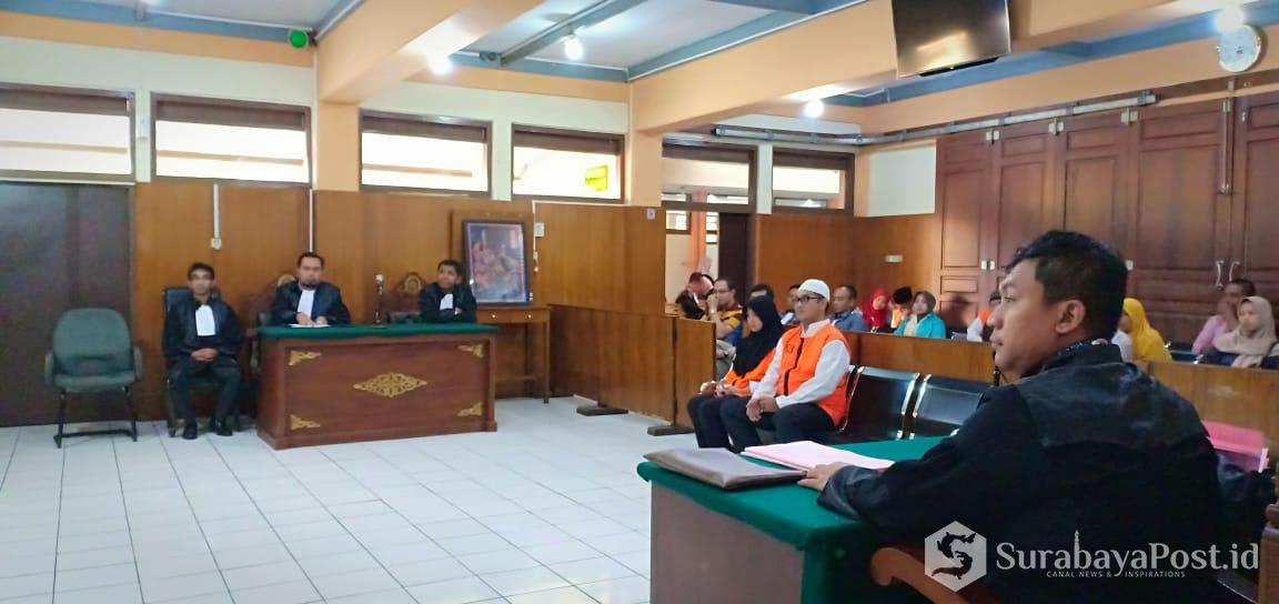 Dua terdakwa penggelapan  dana YPIM saat mendengarkan pembacaan tuntutan dari tim JPU di ruang sidang Garuda PN Malang.