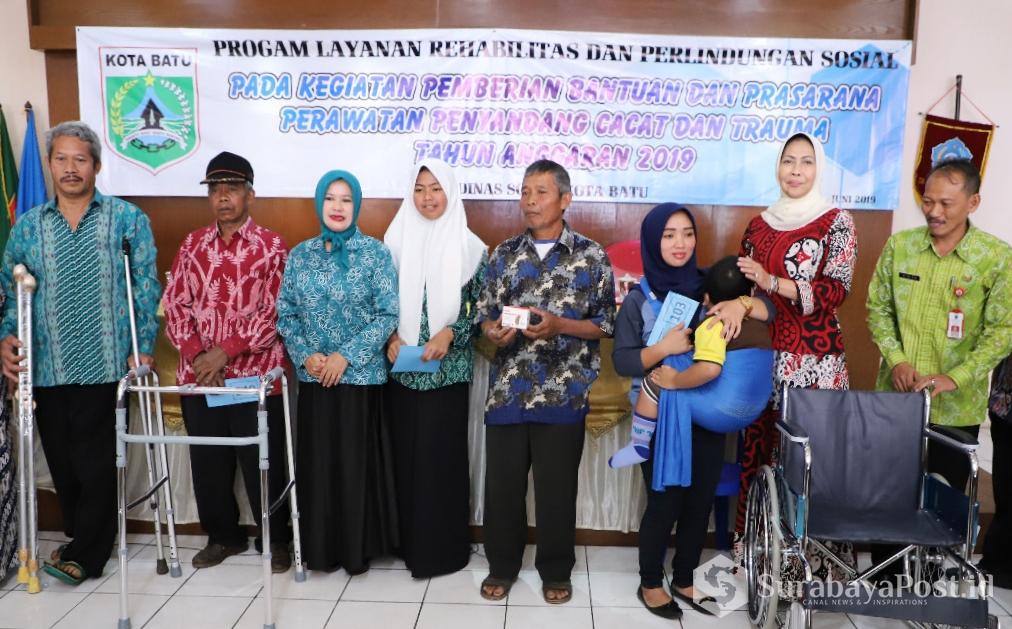 Wali Kota Batu Hj Dewanti Rumpoko saat menyerahkan bantuan kepada para penyandang disabilitas