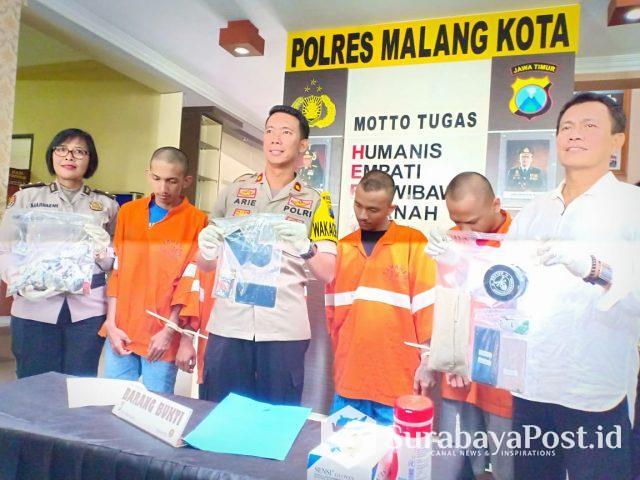 IMG-20190620-WA0062 Waka Polres Malang Kota, Kompol Arie Triestyawan didampingi Kasat Reskoba, AKP Syamsul Hidayat serta Kasubbag Humas, Ipda Ni Made Marhaeni saat merilis keempat tersangka narkoba beserta barang buktinya.