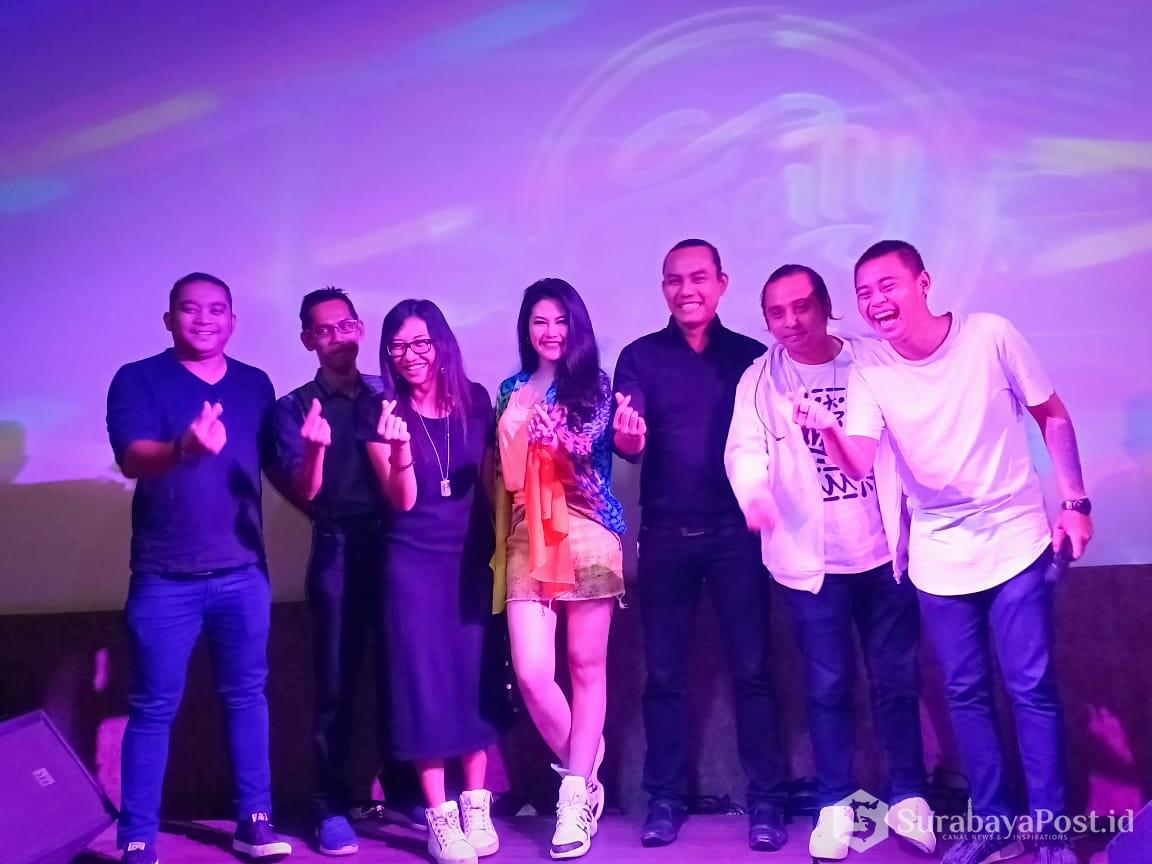 Artis Ria Winata (empat dari kanan) pose bersama manajemen Twenty Lounge and Restaurant  Kota Malang.