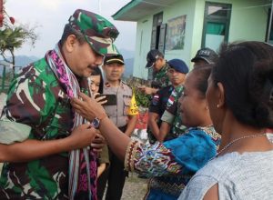 Ketua Tim Dispenad Kol Inf Paiman disambut secara adat di PLBN Wini Kabupaten TTU.