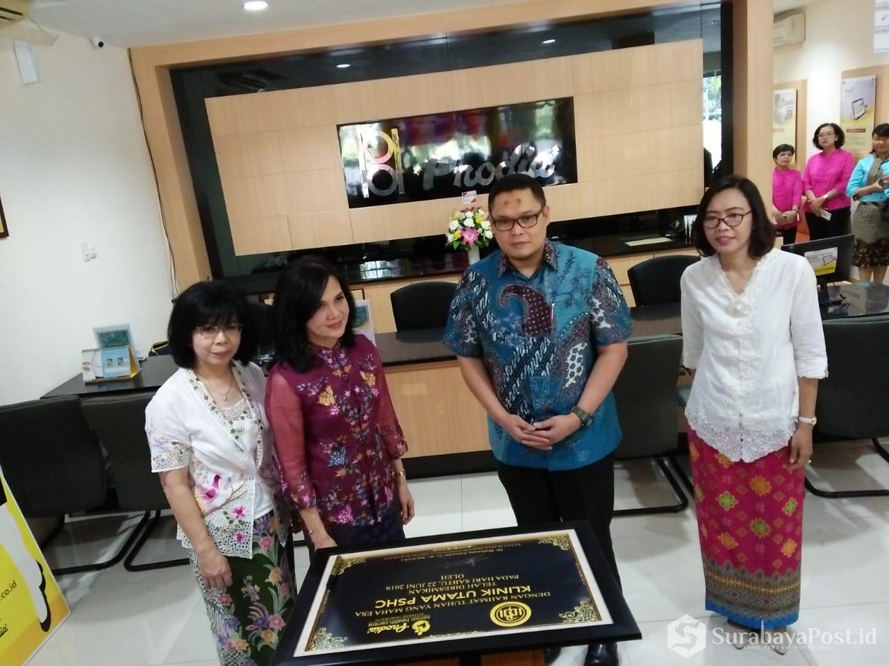 Dirut Prodia, Dewi Muliaty, beserta sejumlah dokter usai tandatangan prasasti Klinik Utama PSHC