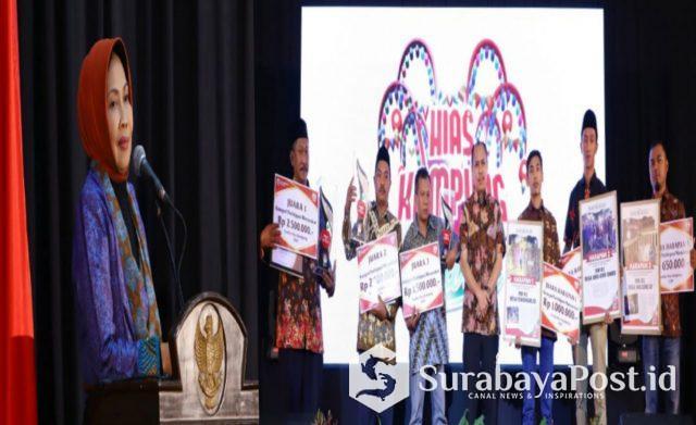 IMG-20190625-WA0069 Wali Kota Batu Hj Dewanti Rumpoko dalam acara penganugerahan hadiah lomba hias kampung di Kota Batu.