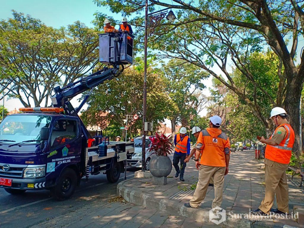 Disperkim Kota  Malang  Periksa Lampu  PJU SurabayaPost