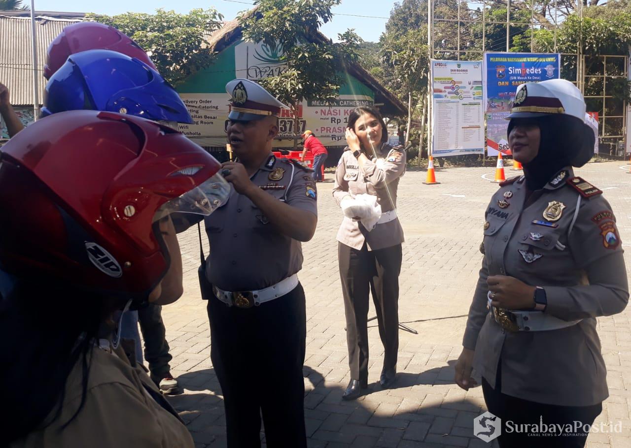 Kasatlantas Polres Batu usai memberikan helm gratis pada peserta uji praktek pemohon SIM