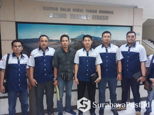 Kuasa hukum  Perkumpulan Jeep Wisata Malang Raya, Yayan Riyanto (dua dari kiri) bersama tim kala mendampingi kliennya mediasi di BTNBTS