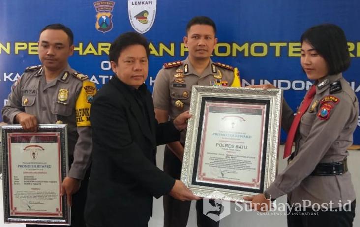 Dua penghargaan yang diterima Kapolres Batu AKBP Budi Hermanto.