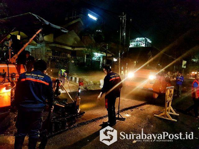 IMG-20190627-WA0079 Kepala Bidang (Kabid) Bina Marga Dinas PUPR Kota Malang Ir Didik Setyanto, saat memantau proses pengaspalan di Jl MT Haryono.