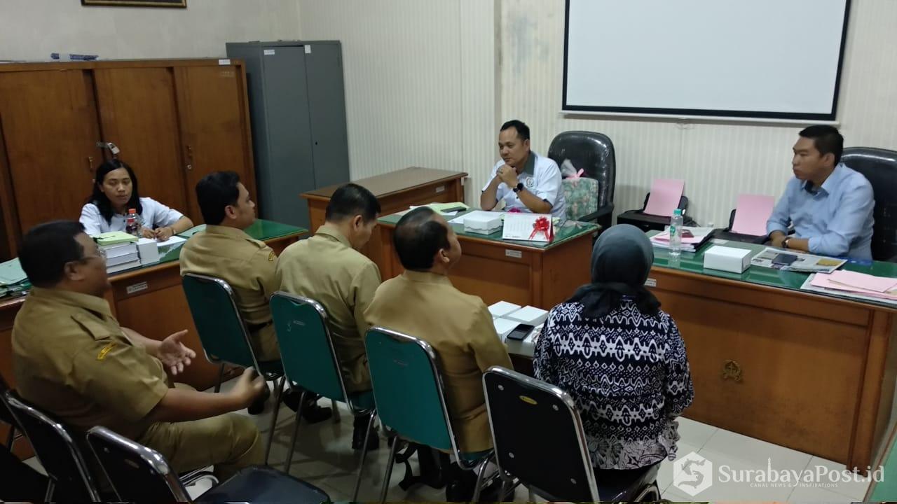 Ketua TP4D Kejari Kota Malang. Yusuf Hadiyanto, SH, MH (sebelah kiri deretan depan) kala mendengarkan paparan dari salah Dinas dalam rangka pengajuan pendampingan TP4D.