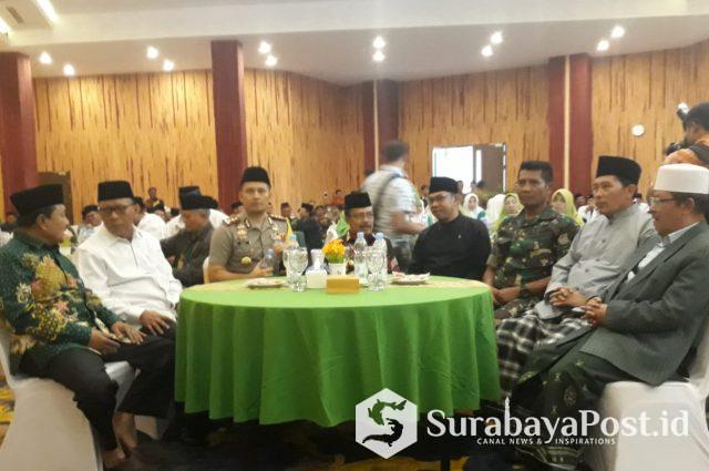 Ketua NU Kota Batu HA Budiono dan Kapolres Batu AKBP Budi Hermanto bersama tokoh lintas agama saat menggelar halal bi halal 