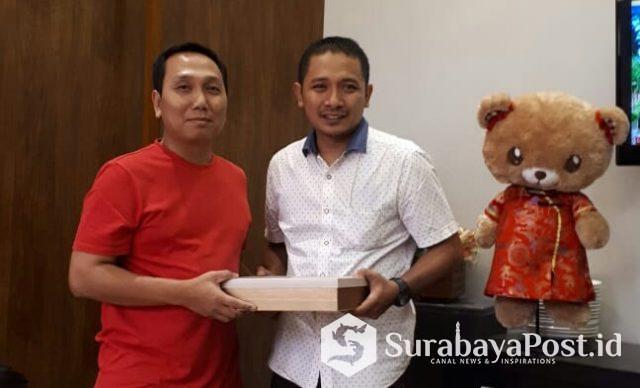 IMG-20190629-WA0048-1 Kasi Pidum Kejari Kota Malang, Wahyu Hidayatullah (kiri) saat memberikan cinderamata kepada IDGP Awatara di acara tasyakuran dan pelepasan.