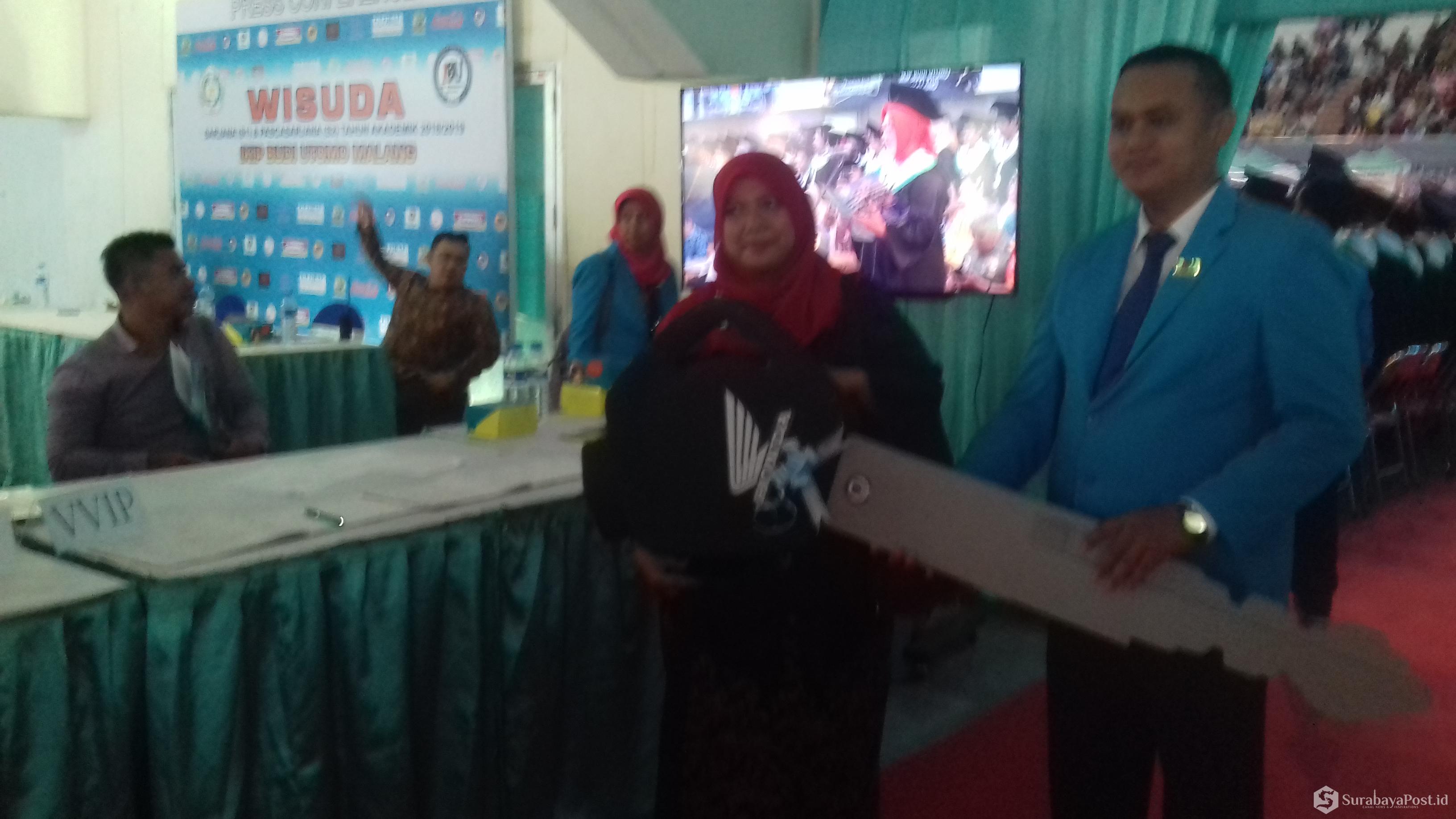 Rizqi Awwaliyah Ramadhony usai menerima hadiah doorprize berupa sepeda motor di acara wisuda mahasiswa IKIP Budi Utomo Malang di GOR Ken Arok Malang.