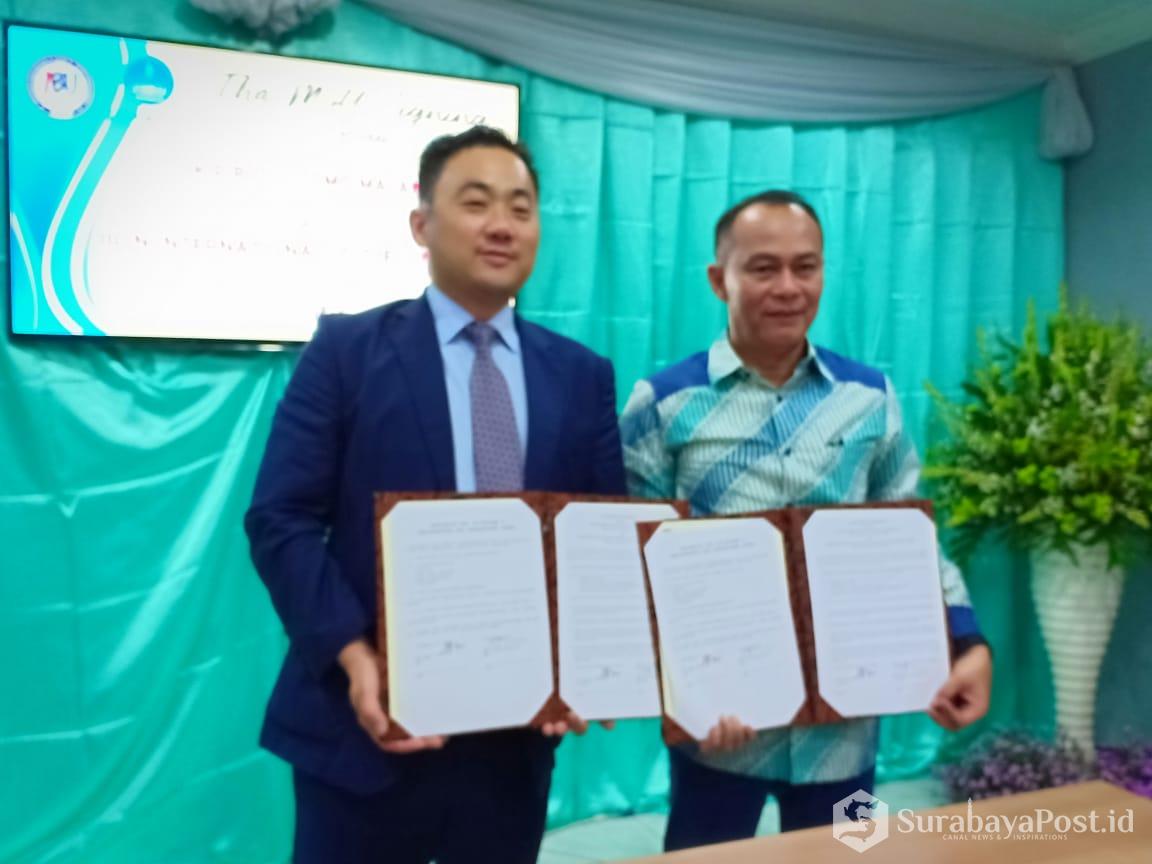 Dekan JISU Prof Wang Zhiguo (kiri) bersama Rektor IBU Malang Dr Nurcholis Sunuyeko MSi menunjukkan MoU yang sudah ditandatangani bersama.