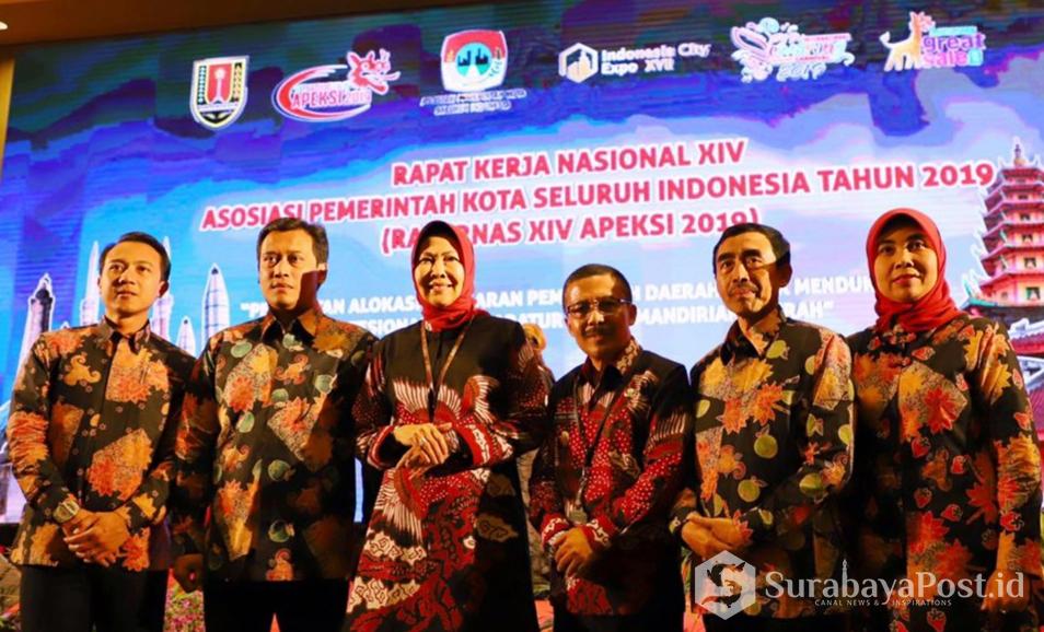 Wali Kota Dewanti Rumpoko dan Wawali Punjul Santoso bersama para kepala daerah lainnya dalam acara Rakornas XIV Apeksi di Ballroom The Renaissance Semarang.