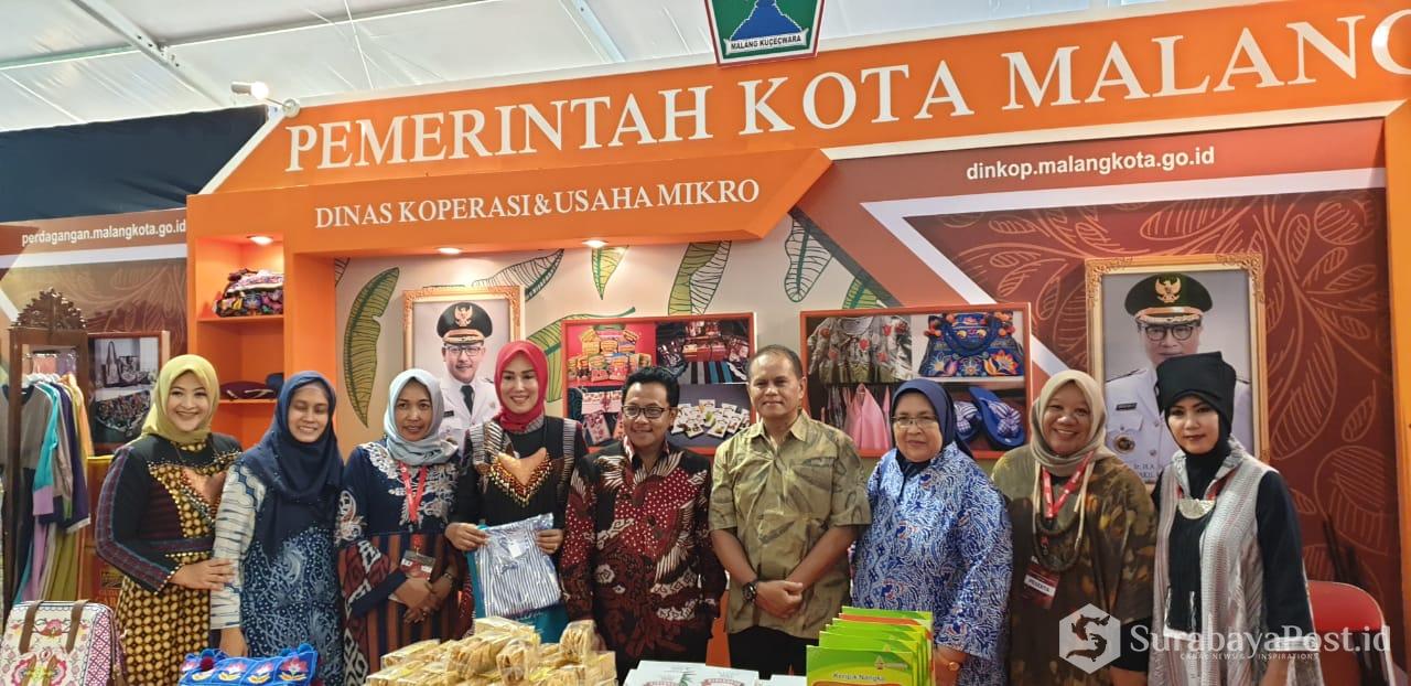 Wali Kota Malang Sutiaji bersama Istri dan Kepala Disdag Kota Malang Wahyu Setianto pose bersama di depan stan pameran Pemkot Malang.