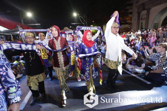 Wali Kota Sutiaji bersama istri dan Wawali Sofyan Edi Jarwoko beserta istri saat ikut pawai budaya nusantara di Rakernas Apeksi Semarang 2019