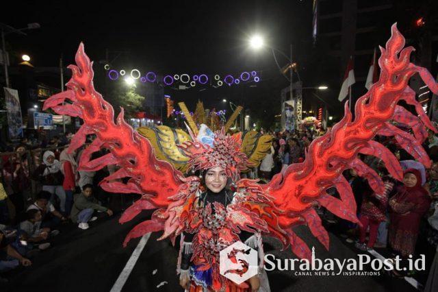 Kostum unik yang ditampilkan Kota Malang dalam pawai budaya nusantara di Rakernas Apeksi di Semarang.  