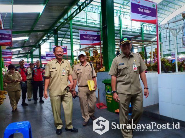 Kepala Dinas Perdagangan Kota Malang, Wahyu Setianto (depan) kala melakukan sidak di pasar Klojen beberapa waktu lalu