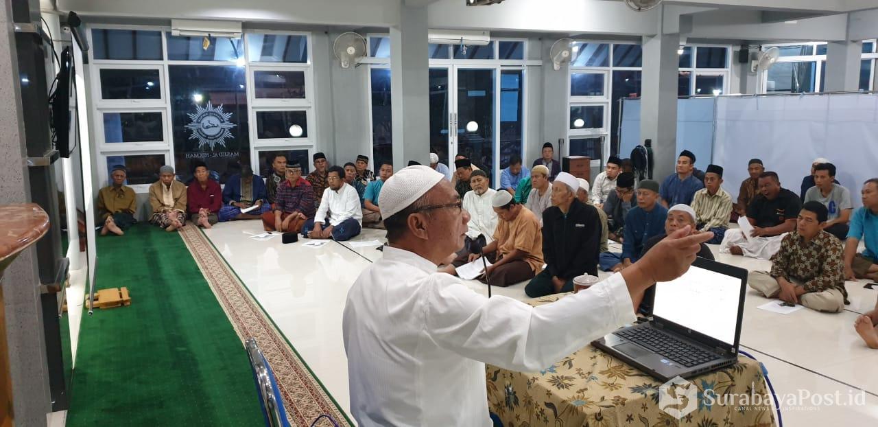 Wartawan senior, Anwar Hudijono saat memberikan ceramah di Masjid Al Hikmah, Sumorame, Sidoarjo, Jatim.