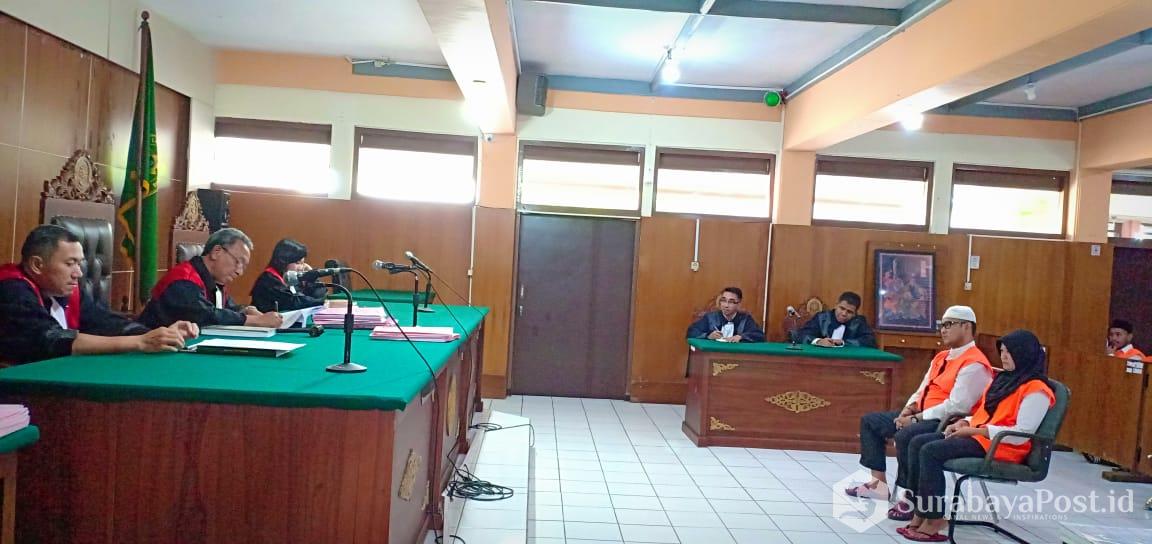 Kedua terdakwa saat mendengarkan amar putusan yang dibacakan hakim ketua Djuanto, SH dalam persidangan di PN Kota Malang.