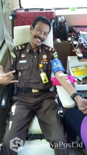 Kasubbag BIN, Heru BW kala diambil darahnya dalam kegiatan Donor Darah di Kejari Kota Malan