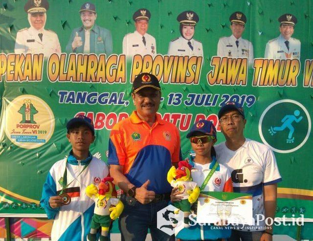 IMG-20190710-WA0051-1 Ketua KONI Kota Malang, Edy Wahono pose bersama atlet Cabor sepatu roda peraih perak Shelly Olivia dan peraih perunggu Romeo Alif Pratam