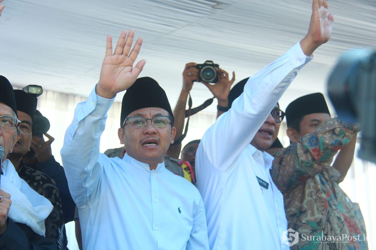 Wali Kota Malang Sutiaji bersama Wawali Sofyan Edi Jarwoko saat melepas para CJH asal Kota Malang.