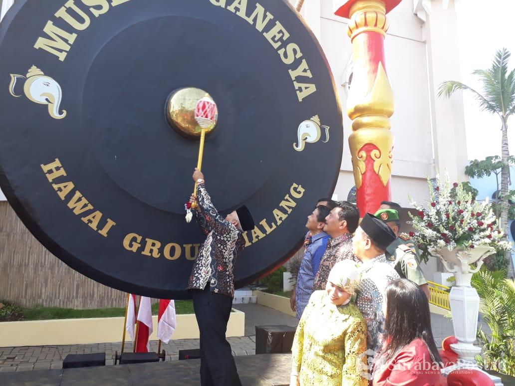 Plt Bupati Malang HM Sanusi saat meresmikan Museum Ganesha di area Hawai Waterpark Malang..