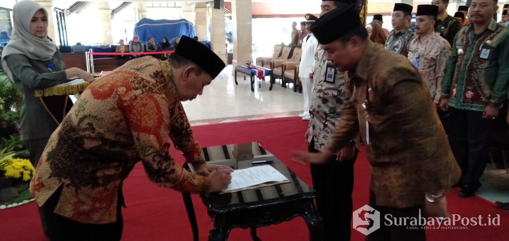 Sekda Kabupaten Malang Didik Budi Muljono menandatangani berkas pelantikan 232 pejabat eselon IIi dan IV di lingkungan Pemkab Malang.